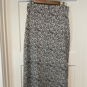 Forever 21 leopard print midi skirt. Size M